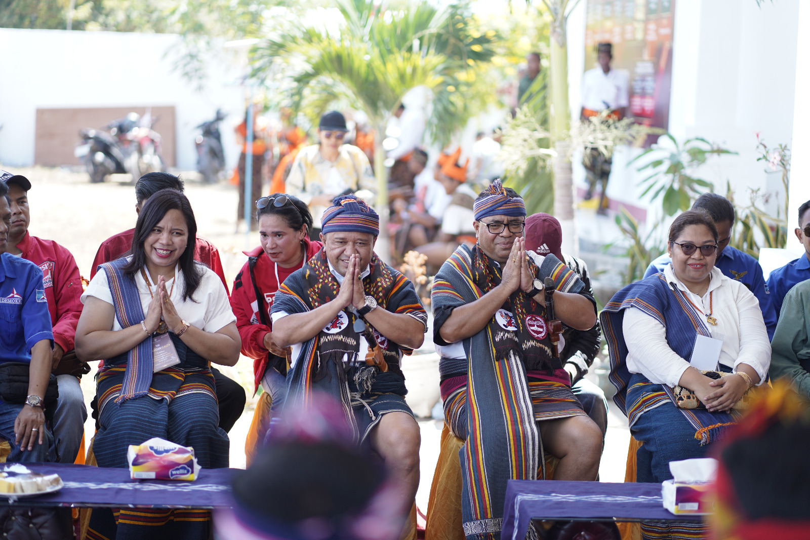 Gustaf Tamo Mbapa dan Soleman Lende Dappa saat bersitirahat sambal memberikan salam kepada seluruh anggota komisioner KPU dan Bawaslu SBD. Keduanya Didampingi oleh istri dan pimpinan partai politik Demokrat, PSI dan PKN.