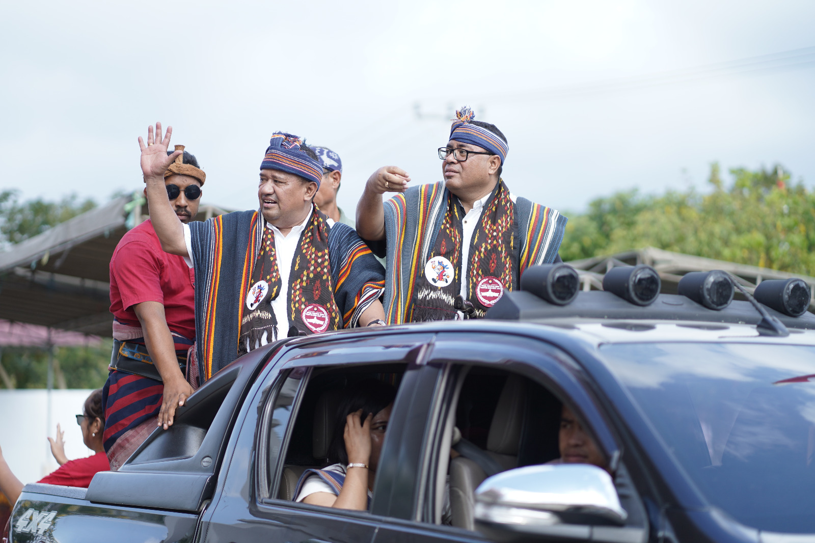 Bakal calon bupati SBD, Gustaf Tamo Mbapa dan bakal calon wakil Bupati SBD, Soleman Lende Dappa (Paket Aman) diatas kendaraan terbuka ketika diantar ribuan pendukung ke kantor KPU Sumba Barat Daya mendaftar sebagai bakal calon Bupati dan Wakil Bupati Pilkada 2024.