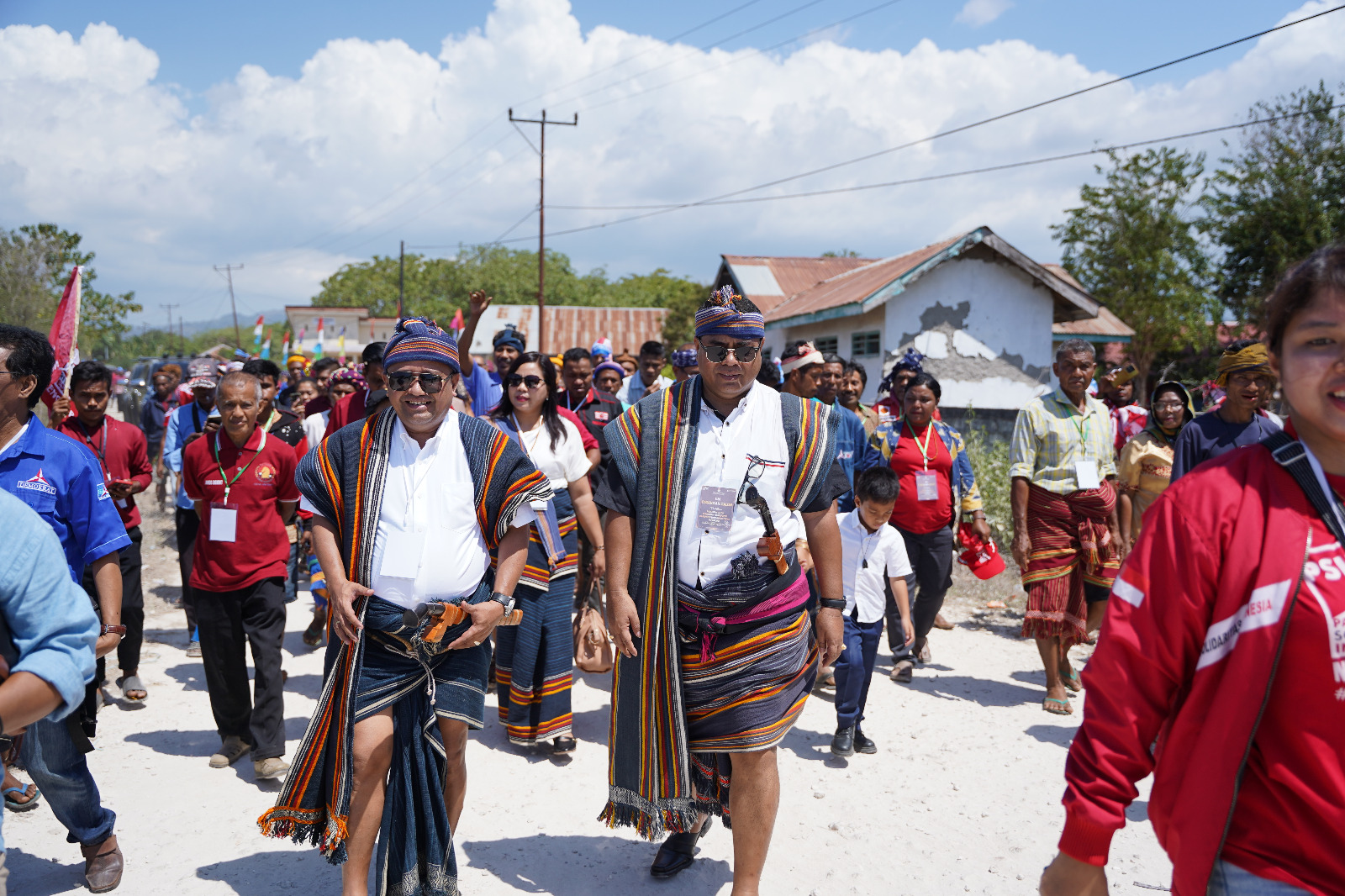 Gustaf Tamo Mbapa dan Soleman Lende Dappa berjalan menuju ke pintu gerbang utama kantor Komisi Pemilihan Umum (KPU) Sumba Barat Daya (SBD).