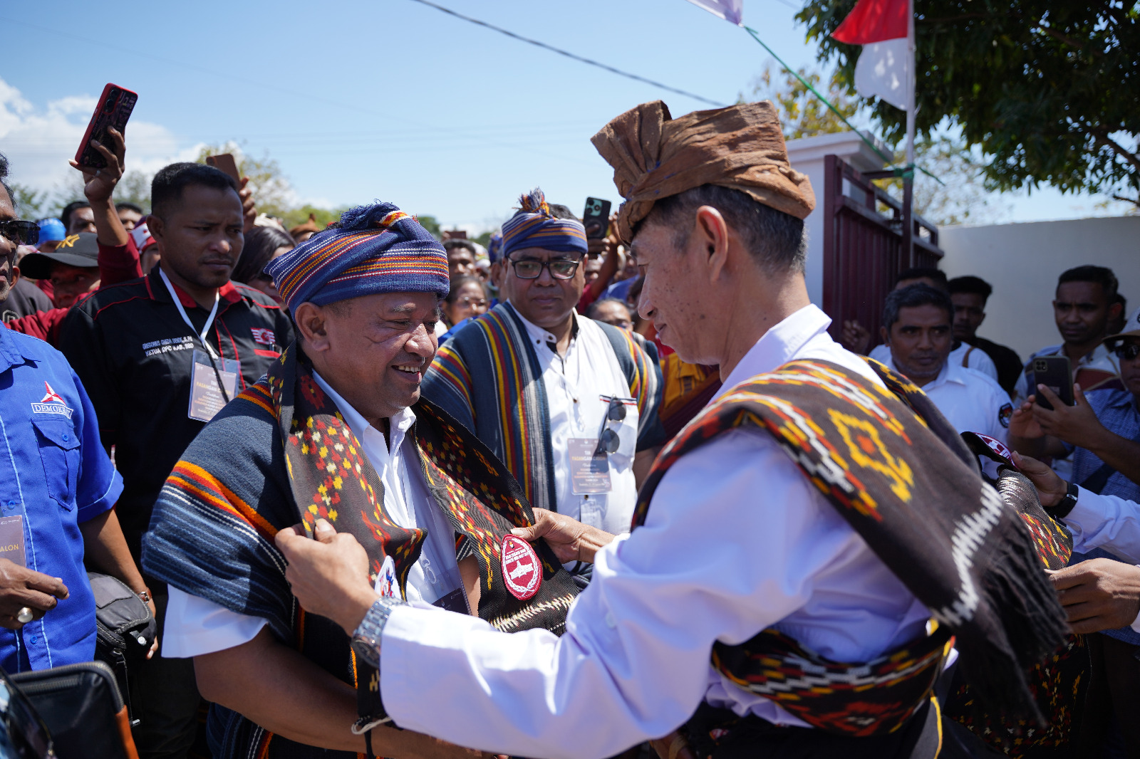 Gustaf Tamo Mbapa, bakal calon Bupati dan Soleman Lende Dappa, bakal calon wakil Bupati Sumba Barat Daya (SBD), menerima selempang kain bermotif Sumba yang diserahkan oleh Komisioner KPU SBD.