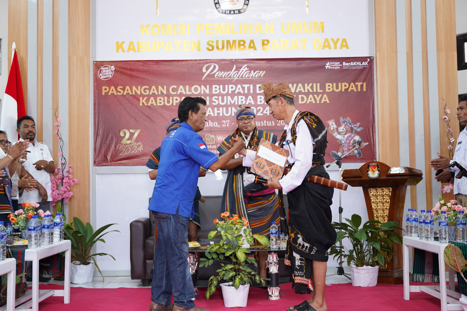 Imanuel Horo ketua tim pemenangan paket AMAN menyerahkan document pendaftaran paket AMAN kepada ketua KPU SBD, Hyronymus Malelak di kantor KPU SBD.