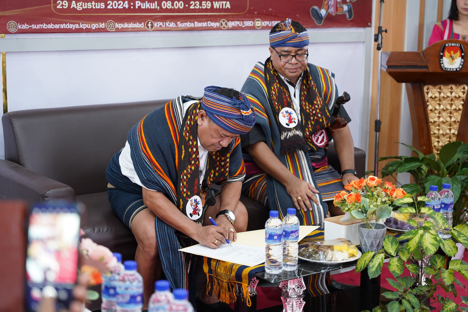 Penandatangan fakta integritas dan kampanye damai oleh Gustaf Tamo Mbapa dan Soleman Lende Dappa di kantor KPU Sumba Barat Daya (SBD).