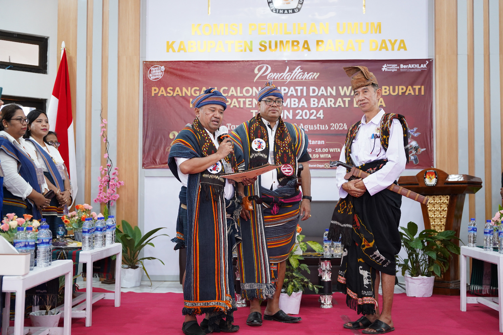 Gustaf Tamo Mbapa dan Soleman Lende Dappa menyerahkan fakta integritas dan kampanye damai kepada ketua KPU SBD.