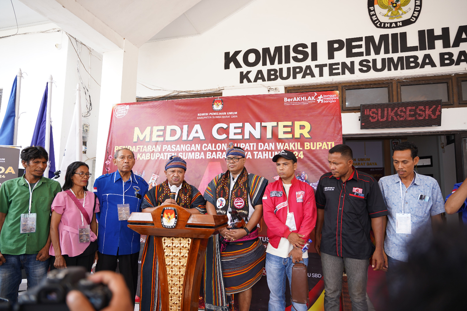 Gustaf Tamo Mbapa dan Soleman Lende Dappa, calon Bupati dan calon Wakil Bupati saat memberikan pernyataan pers kepada awak media. Paket AMAN ini didampingi oleh Yohanes Ngongo Deta dan Lorens Milla Dadi.