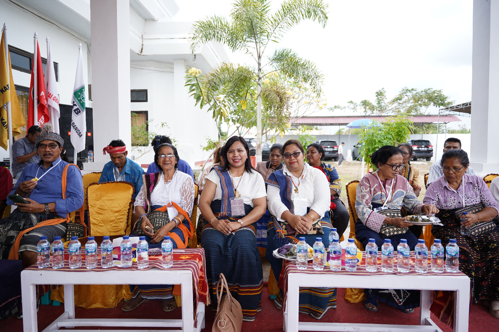 Istri dari Gustaf Tamo Mbapa dan Soleman Lende Dappa keduanya kompak mengenakan baju dan sarungnya sama saat mendampingi suami.