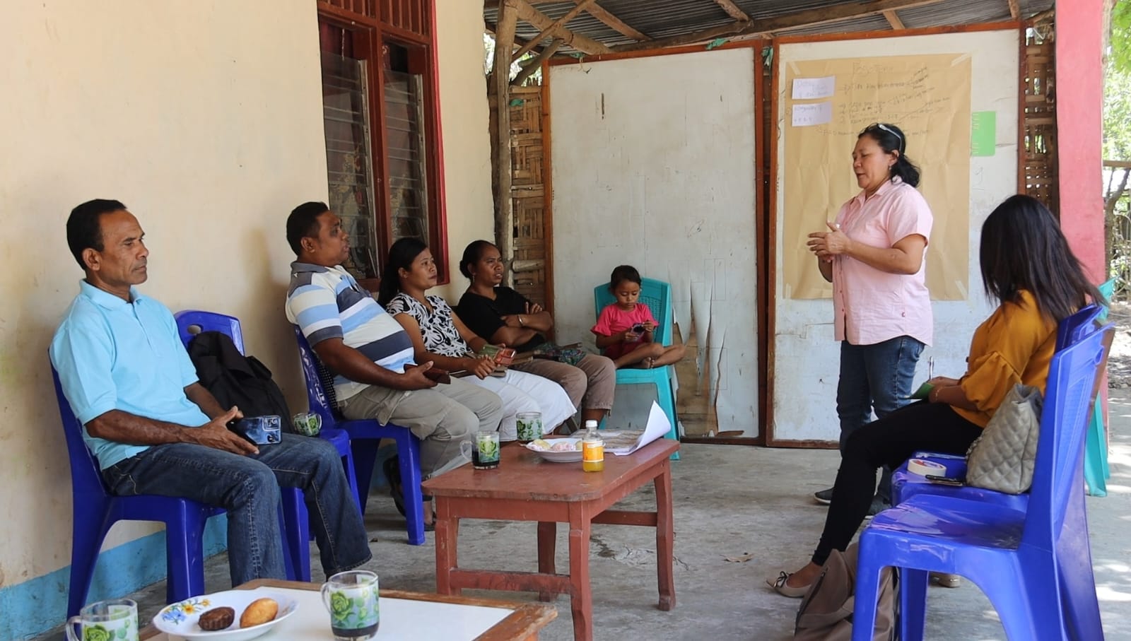 Imelda Sulis Setiwati Seda saat memberikan materi dalam rangka merencanakan program yang berpihak kepada Perlindungan Perempuan dan Anak di Desa Pogotena, Kecamatan Loura, SBD. Foto: TIMES Nusa Tenggara Timur