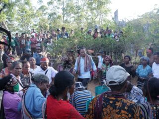 Johni Asadoma Minta Doa Restu di Kampung Halaman   