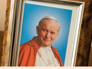 Kenangan Kunjungan Paus Yohanes Paulus II di Indonesia: Jejak yang Masih Dihidupi