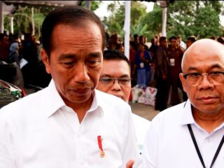 Presiden Jokowi Tinjau Kantor Bulog Waikabubak, Bagikan Sembako untuk Masyarakat