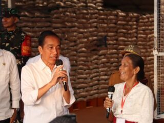 Warga Kampung Baru di Waikabubak Rayakan Kunjungan Presiden Jokowi dengan Tarian Bersama