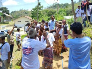 Heboh, Johni Asadoma Digendong Warga TTS 