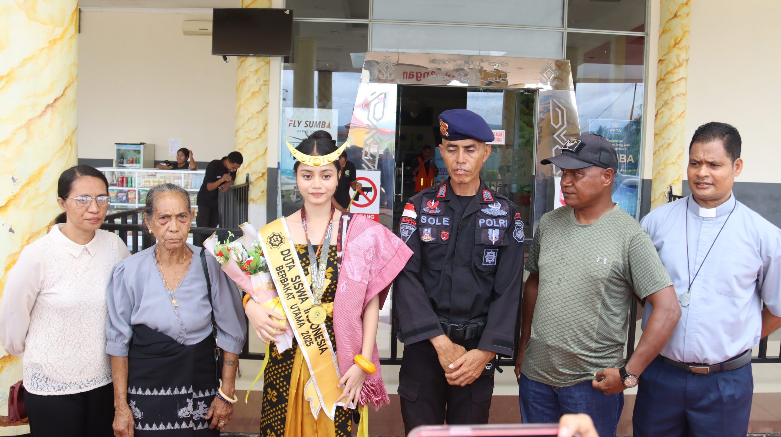 Dea Eunggelion Wiwin Taka mewakili Provinsi Nusa Tenggara Timur dan bersaing dengan peserta lain dari 38 provinsi di Indonesia. Kepulangannya dari ajang tersebut disambut meriah oleh Frater Kepala Sekolah, para guru, peserta didik, dan Wakil Dan Yon C Pelopor Brimob Sumba Barat Daya.