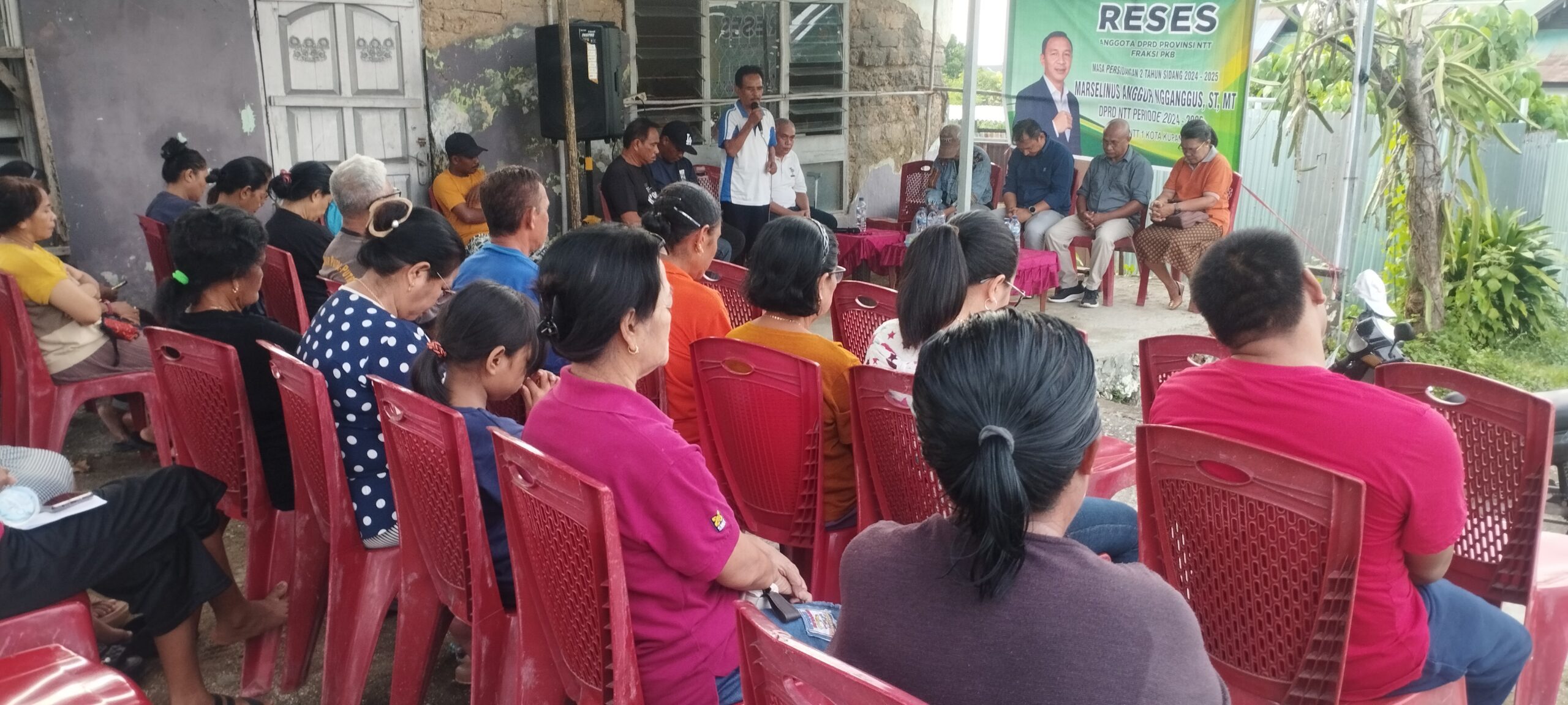 Anggota DPRD NTT Marselinus A. Ngganggus reses bersama Warga Kelurahan Oetete Kota Kupang/ foto: TIMESNTT