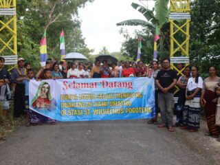 Bulan Maria, Umat Katolik Pogotena Laksanakan Perarakan Patung Bunda Maria