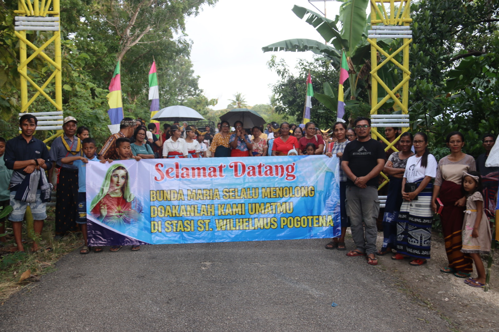 Bulan Maria, Umat Katolik Pogotena Laksanakan Perarakan Patung Bunda Maria