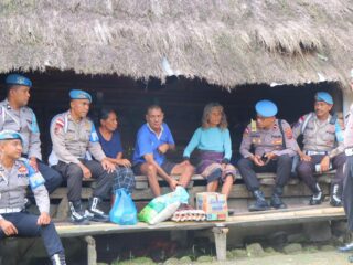 Menjelang HUT ke-79, Polres Sumba Barat Daya Salurkan Bansos kepada Warga Tidak Mampu