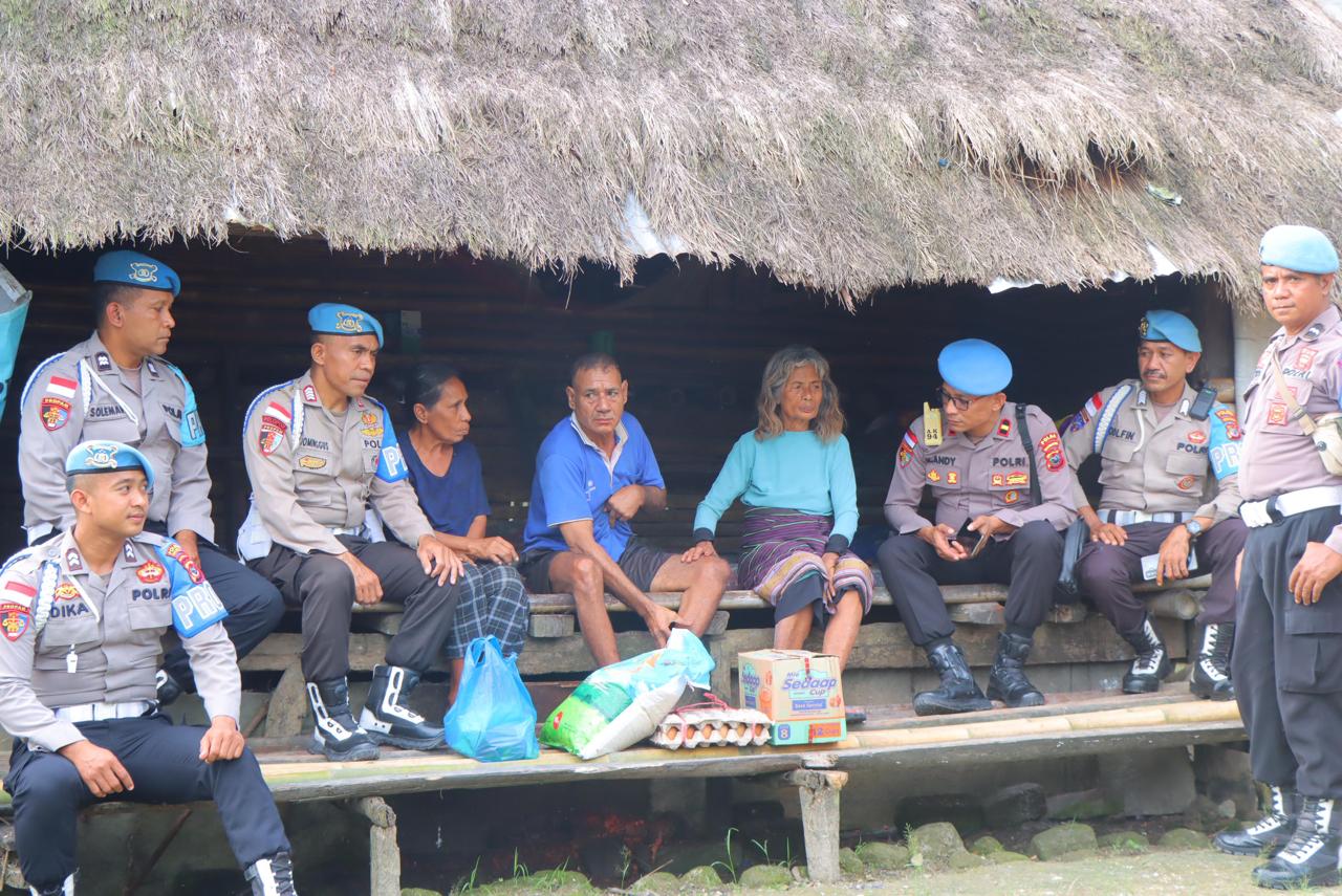Menjelang HUT ke-79, Polres Sumba Barat Daya Salurkan Bansos kepada Warga Tidak Mampu