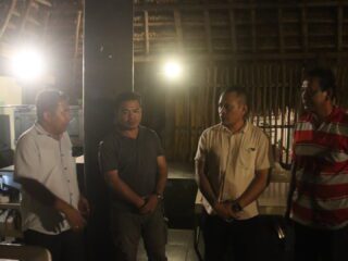 Yusuf Bora, Plt Ketua DPD Perindo saat menyampaikan permohonan maaf secara terbuka kepada wartawan di Sumba Barat Daya