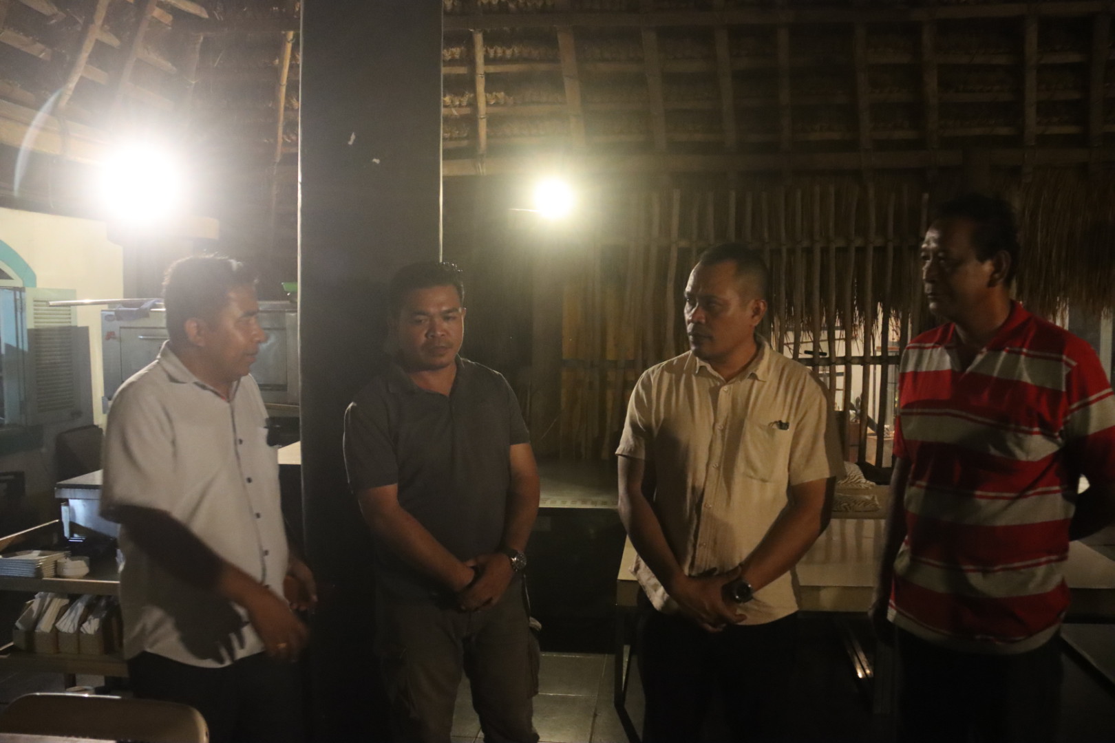 Yusuf Bora, Plt Ketua DPD Perindo saat menyampaikan permohonan maaf secara terbuka kepada wartawan di Sumba Barat Daya