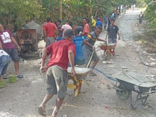 Warga Tunbaun Gotong Royong Perbaiki Jalan Provinsi yang Rusak Parah