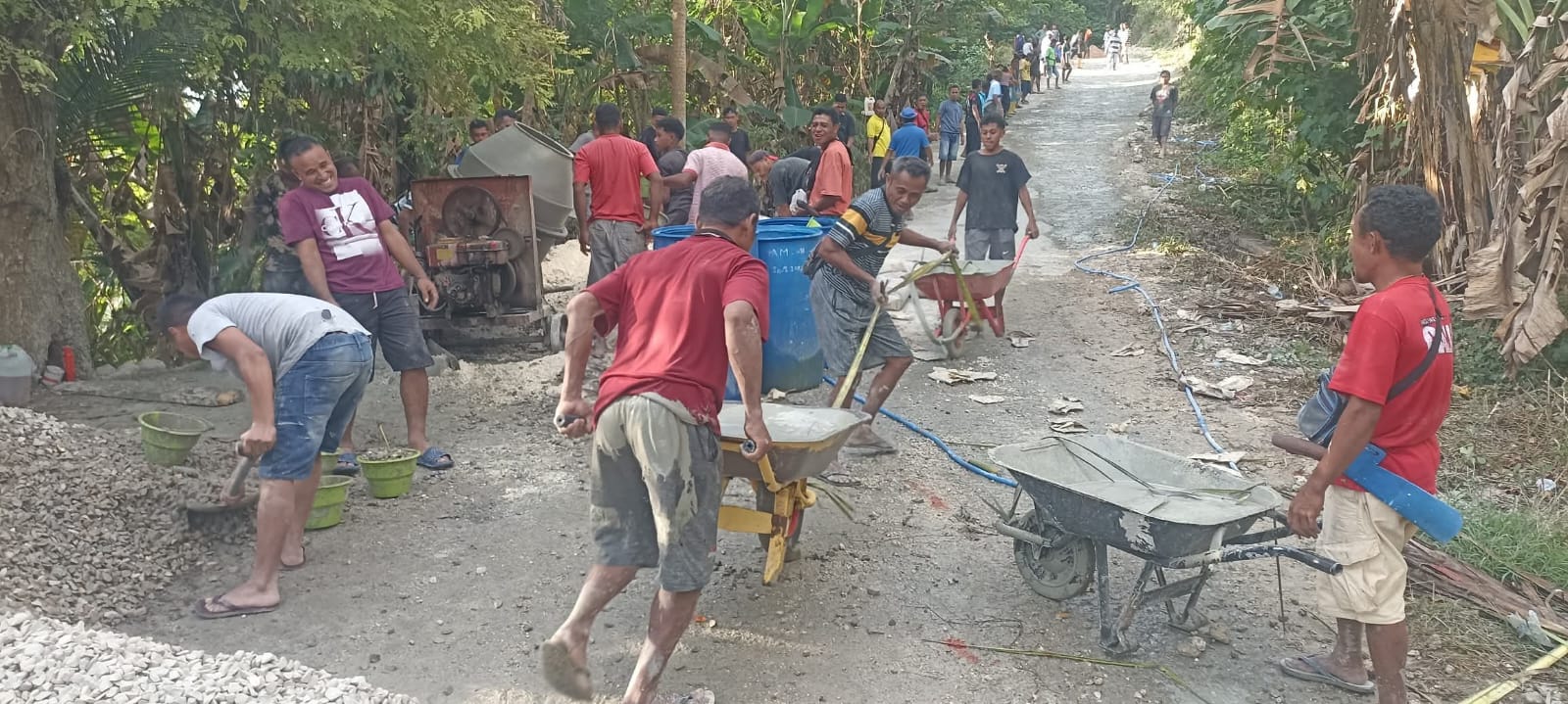Warga Tunbaun Gotong Royong Perbaiki Jalan Provinsi yang Rusak Parah