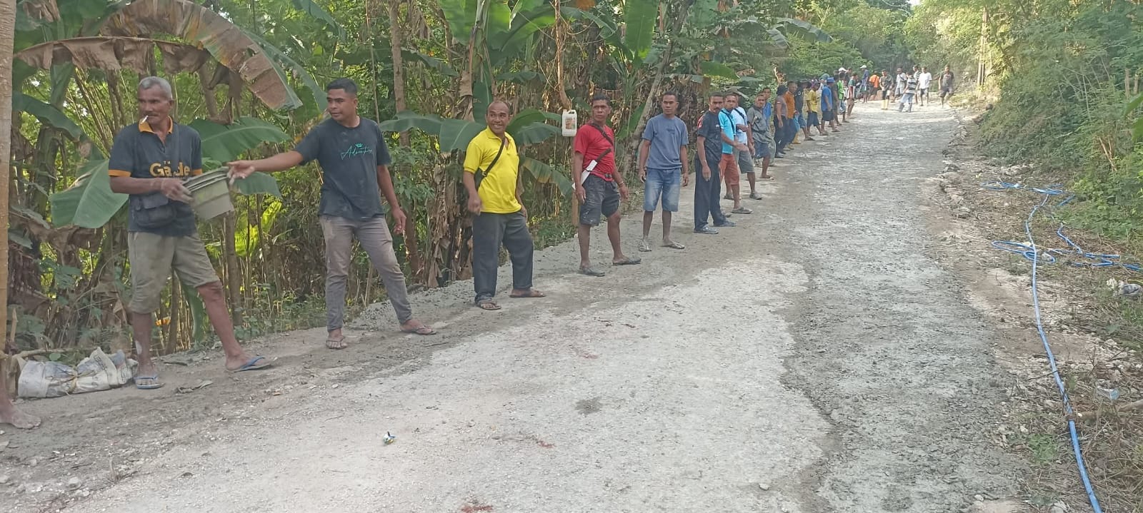 Warga Tunbaun Gotong Royong Perbaiki Jalan Provinsi yang Rusak Parah