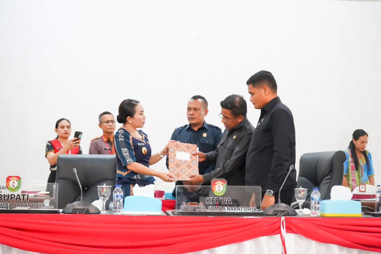 Bupati SBD Sampaikan Nota Pengantar Ranperda APBD 2026 di Sidang Paripurna DPRD