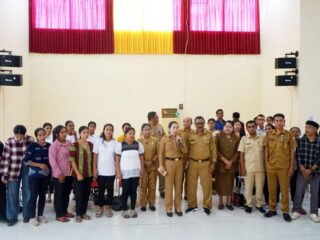 Bupati Sumba Barat Daya Serahkan Bantuan Modal bagi Wirausaha Muda Pemula