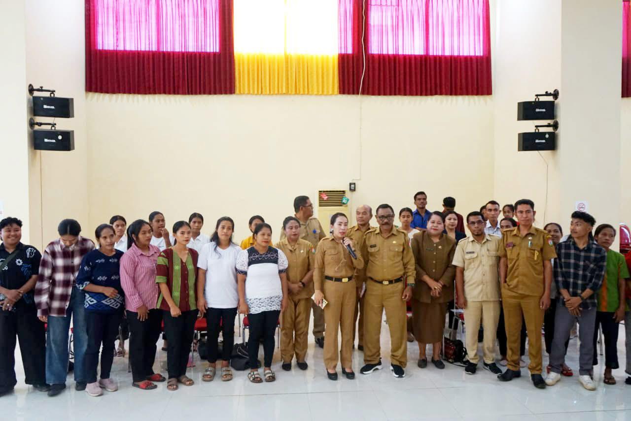 Bupati Sumba Barat Daya Serahkan Bantuan Modal bagi Wirausaha Muda Pemula