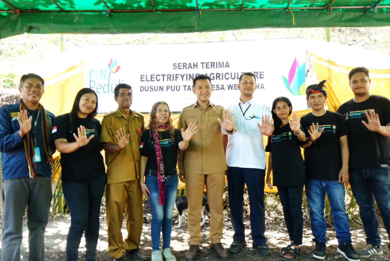 Wakil Bupati Sumba Barat Daya Serahkan Program Air Berbasis Listrik untuk Petani Weerena