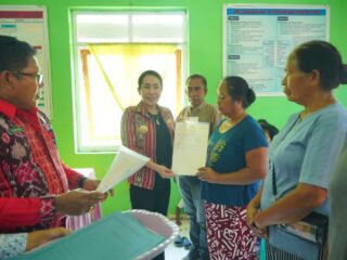 Bupati Sumba Barat Daya Serahkan Sertifikat Konsolidasi Tanah 2025 di Waitabula