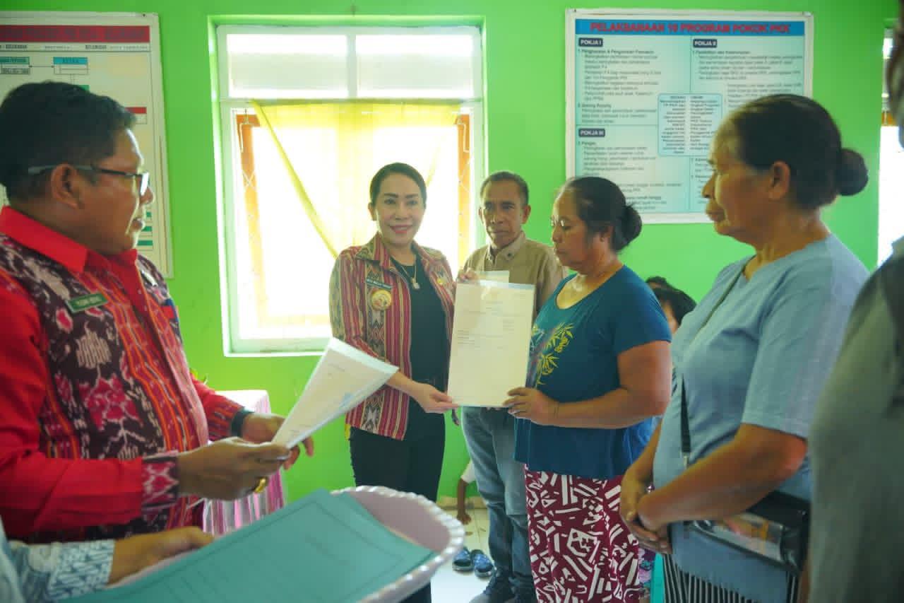 Bupati Sumba Barat Daya Serahkan Sertifikat Konsolidasi Tanah 2025 di Waitabula