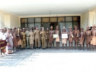 Bupati SBD Serahkan Penghargaan Karnaval Budaya pada Apel Gabungan