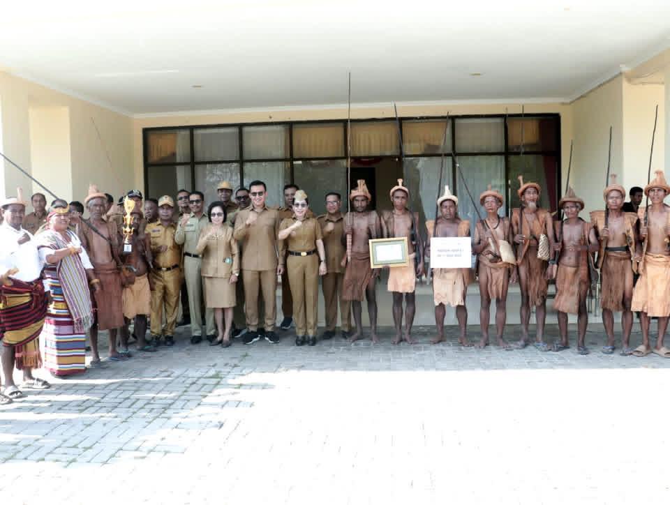 Bupati SBD Serahkan Penghargaan Karnaval Budaya pada Apel Gabungan