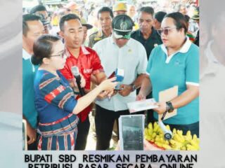 Bupati SBD Resmikan Sistem Pembayaran Retribusi Pasar Online di Pasar Waimangura