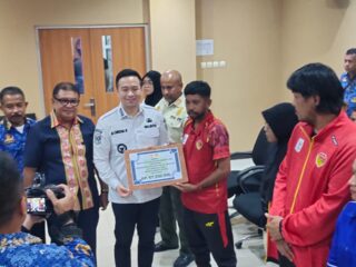 Wali Kota Kupang Serahkan Bonus bagi Atlet, Pelatih dan Manager Peraih Medali di PON Aceh dan Sumatra Utara