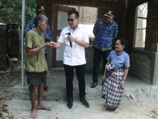 Wabup SBD Serahkan Kunci Rumah Bantuan Bertepatan dengan Hari Bhakti PU ke-80