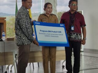 BRI Peduli Salurkan Beasiswa Pendidikan bagi 59 Mahasiswa UNIKA Weetebula