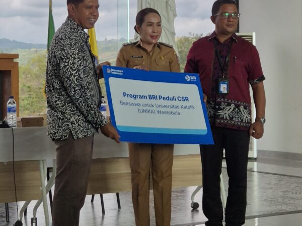 BRI Peduli Salurkan Beasiswa Pendidikan bagi 59 Mahasiswa UNIKA Weetebula