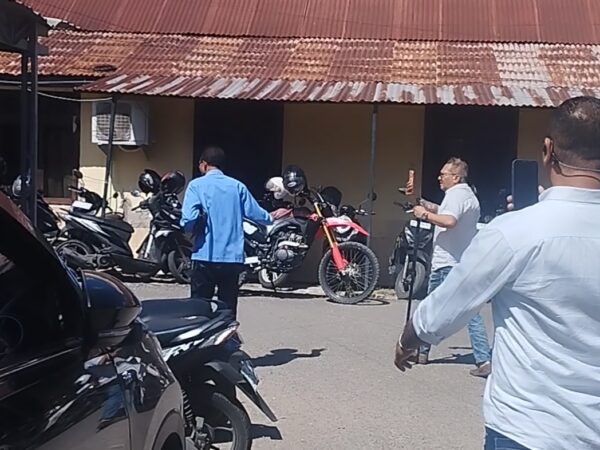 Usai Diperiksa di Polda NTT, Lamber Tukan Lari Terbirit dan tidak mau Beri Komentar