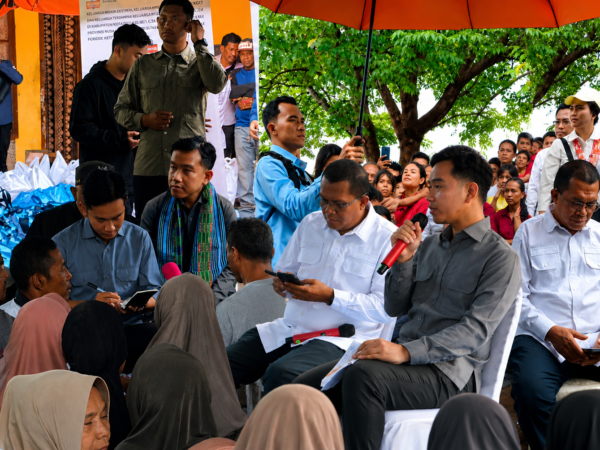 Melki Catat Aspirasi di HP, Gibran di Buku: Gaya Berbeda Saat Dengarkan Keluhan Warga