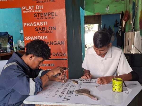 Dari Bengkel Kreatif ke Bisnis Advertising, Henos Kembangkan Usaha Berkat KUR BRI