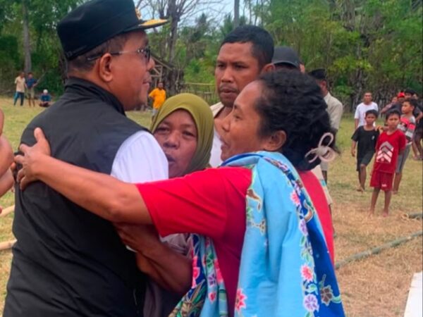 Pelukan Ibu-ibu Korban Gempa adalah Pesan dari Tenda Pengungsian