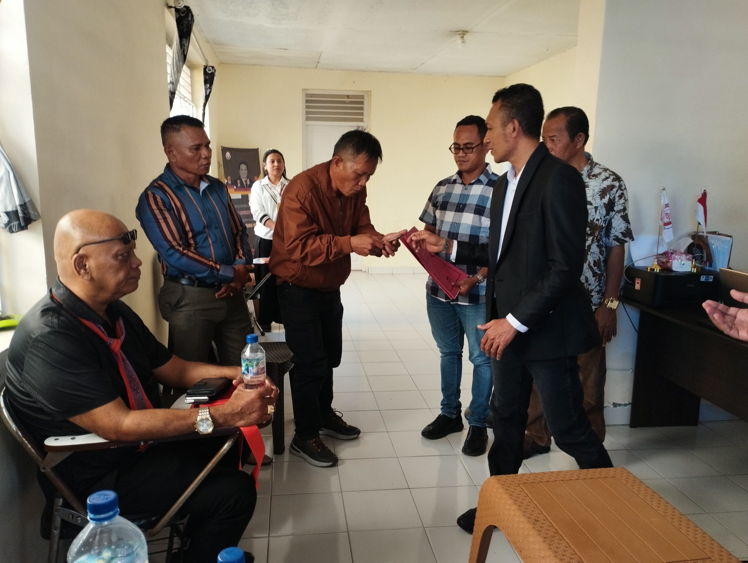 Didampingi Sekjen DPP, Advokat Bhildat Tonak Serahkan Jawaban Tertulis dan Bukti ke DPD KAI NTT