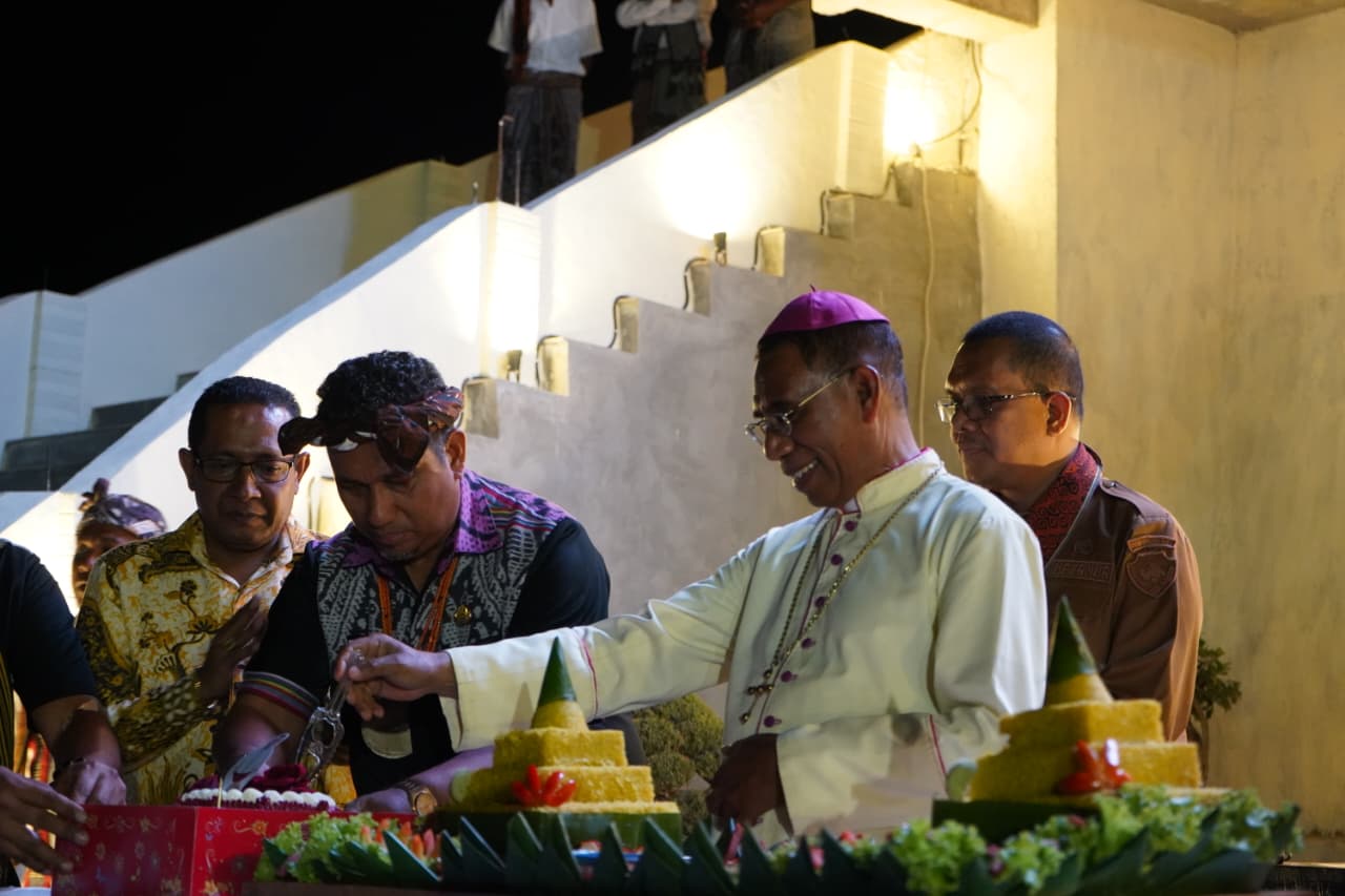 Gubernur Melki Resmikan Gereja St. Mikhael Bitefa, Titip Pesan Jadi Mercusuar Kehidupan Umat