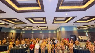 Asisten Perekonomian dan Pembangunan pada Sekretariat Daerah Kabupaten Sumba Barat Daya, drh. Oktavianus Dapadeda, M.Si., mewakili Bupati SBD, membuka secara resmi Rapat Koordinasi Teknis shareholder kesehatan (Rakortek One Health) dalam penguatan kesehatan primer dan kesehatan hewan.