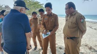 Pemerintah Kabupaten Sumba Barat Daya melayangkan teguran kepada manajemen Hotel Mario terkait aktivitas pengecoran di kawasan pesisir Pantai Mananga Aba yang diduga akan dijadikan dermaga mini.