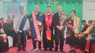 Hadir jajaran pimpinan tertinggi Sinode GKS, yakni Ketua Umum Demisioner BPMS Sinode GKS Pdt. Marlin Lomi, S.Th., dan Ketua Umum Terpilih BPMS Sinode GKS Pdt. Jakub Malo Bili, S.Th., M.Pd., bersama pengurus harian lainnya. Hadir pula Ketua BPMJ GKS Jemaat Binatana Pdt. Edelaida Paramita Natara, S.Si-Teol., Kepala Perwakilan YAPMAS, para pendeta, vikar, serta panitia pemekaran.