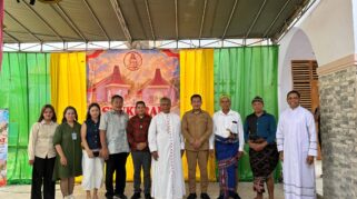 Ibadah dan seremoni pemberkatan gedung gereja baru ini dipimpin langsung oleh Uskup Keuskupan Weetabula, Mgr. Edmund Woga, C.SS.R.