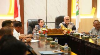 Ratu Ngadu Bonnu Wulla, menyambut kunjungan kerja reses Anggota Dewan Perwakilan Daerah (DPD) RI Komite I, Abraham Paul Liyanto, beserta rombongan di Tambolaka, Kabupaten Sumba Barat Daya, Nusa Tenggara Timur, Jumat (16/10/2026).